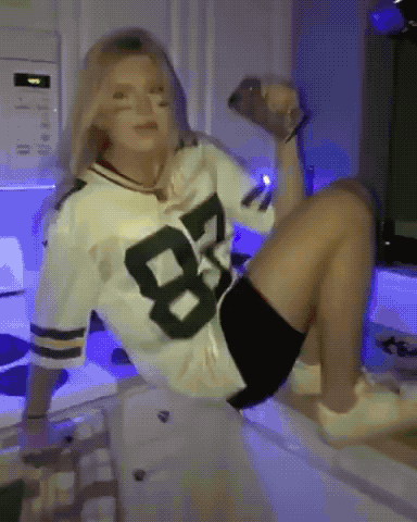 Гифки с девушками