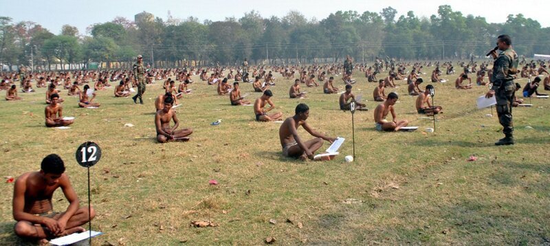 10. Индийские кандидаты на контрактную службу в армию сдают экзамены в одних трусах на открытом воздухе
