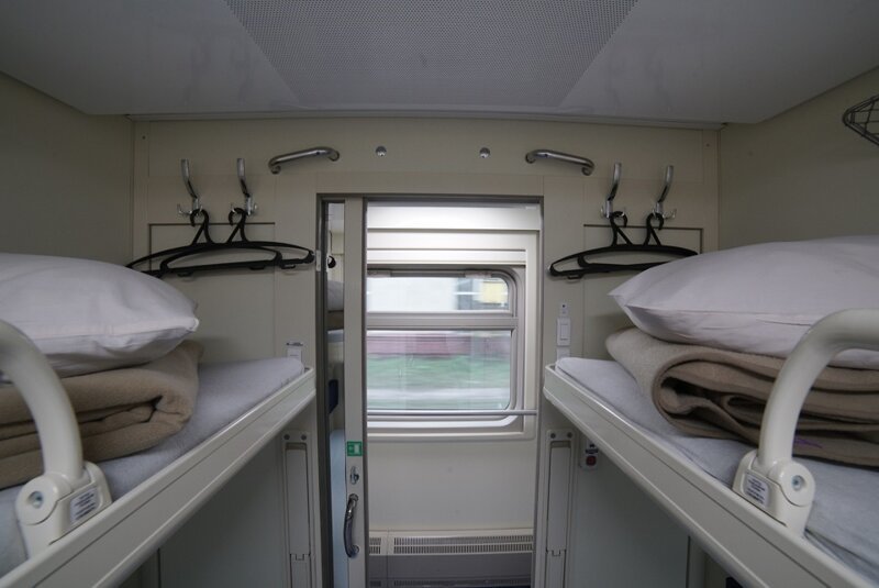 Для каждого из четырех пассажиров предусмотрено индивидуальное освещение, постельное белье, полотенце и горячее питание