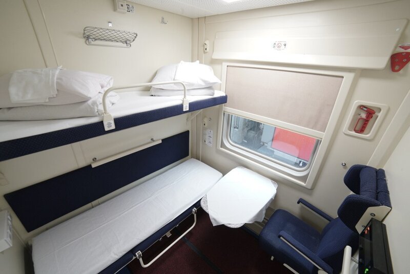 Тут четыре спальных места шириной 60 сантиметров, дополнительные места для багажа и специально оборудованное пространство для людей с ограниченными возможностями