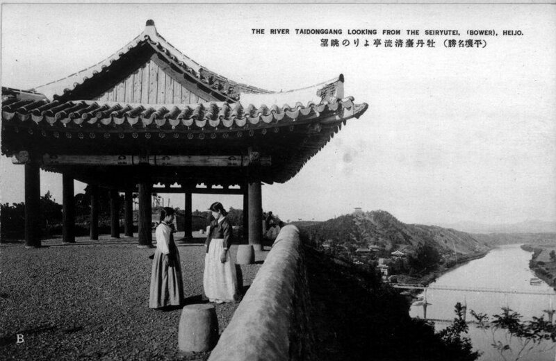 Открытка с японскими иероглифами с изображением двух женщин у павильона на берегу реки Тэдонган.