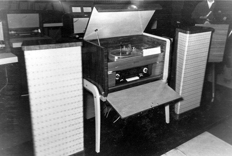 Радиола сетевая ламповая стереофоническая "Тейка"в 1959 году разработал Рижский завод Радиотехника» имени А.С.Попова.