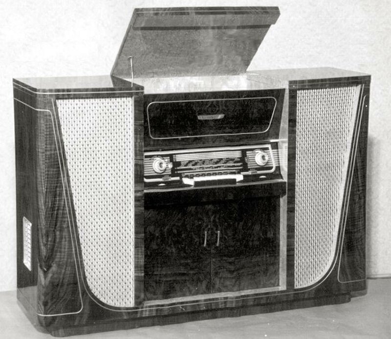 Радиола сетевая ламповая "Топаз"в 1958 года разработана Рижским Государственным электротехническим заводом ВЭФ.