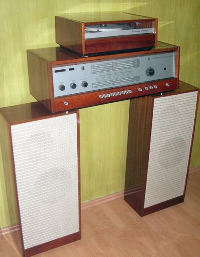 Радиола сетевая ламповая "Эстония-Стерео"с начала 1970 года выпускалась Таллинским заводом Пунане-РЭТ.