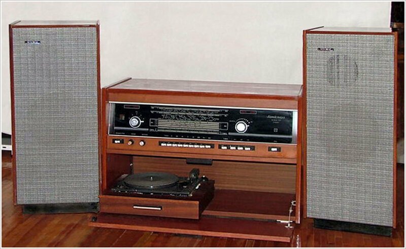 Радиола сетевая ламповая "Симфония-003"с 1971 года выпускалась на Рижском заводе Радиотехника.