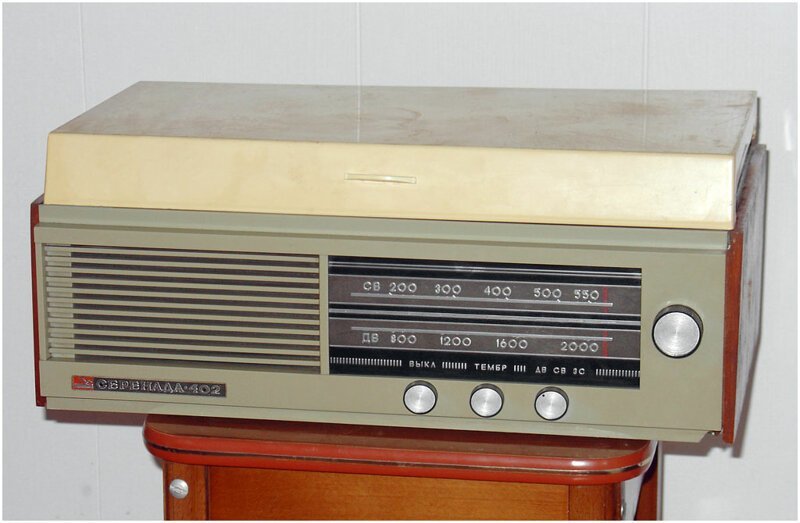 Радиола сетевая ламповая "Серенада-402"с 1973 года выпускалась Владивостокским заводом "Радиоприбор".
