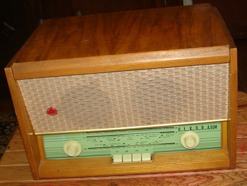 Радиола сетевая ламповая "Рекорд-61М"с весны 1962 года выпускалась на Иркутском заводе радиоприёмников.