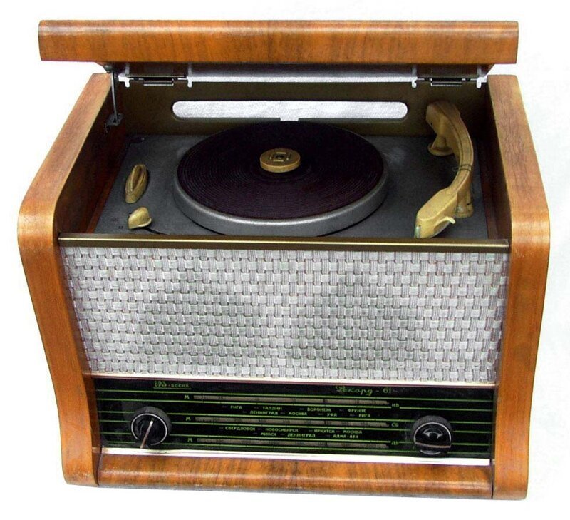 Радиола сетевая ламповая "Рекорд-61"с I-кв 1961 года выпускалась на Бердском радиозаводе.