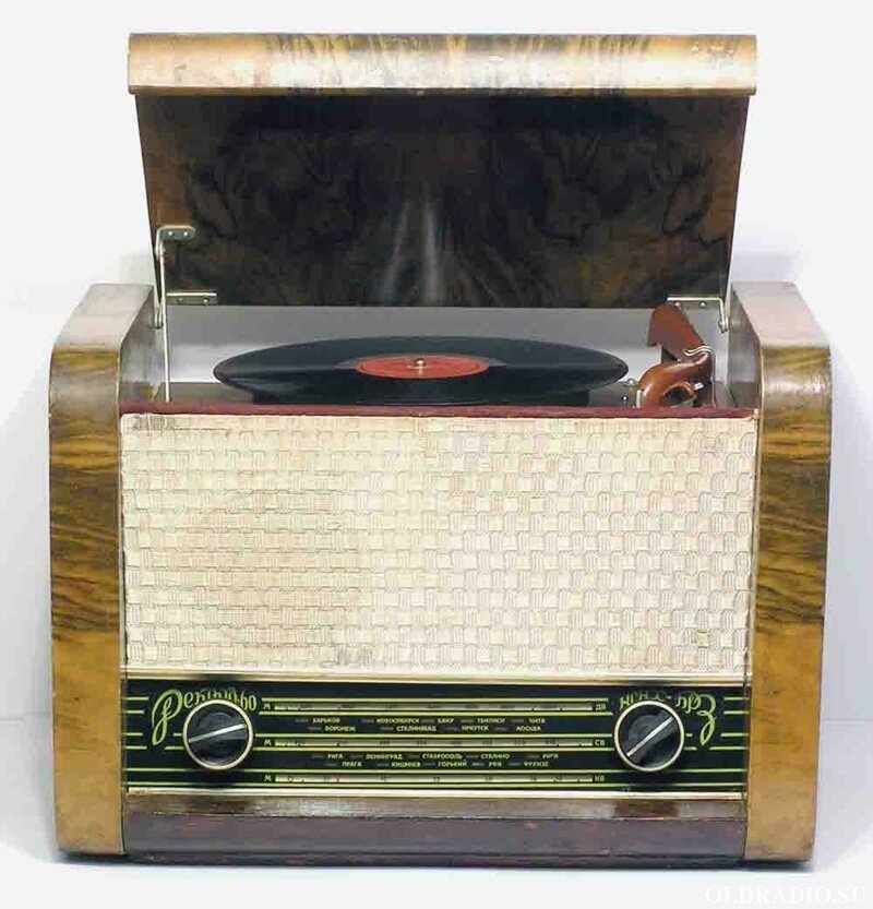 Радиола сетевая ламповая "Рекорд-60"с начала 1960 года выпускалась Бердским радиозаводом.