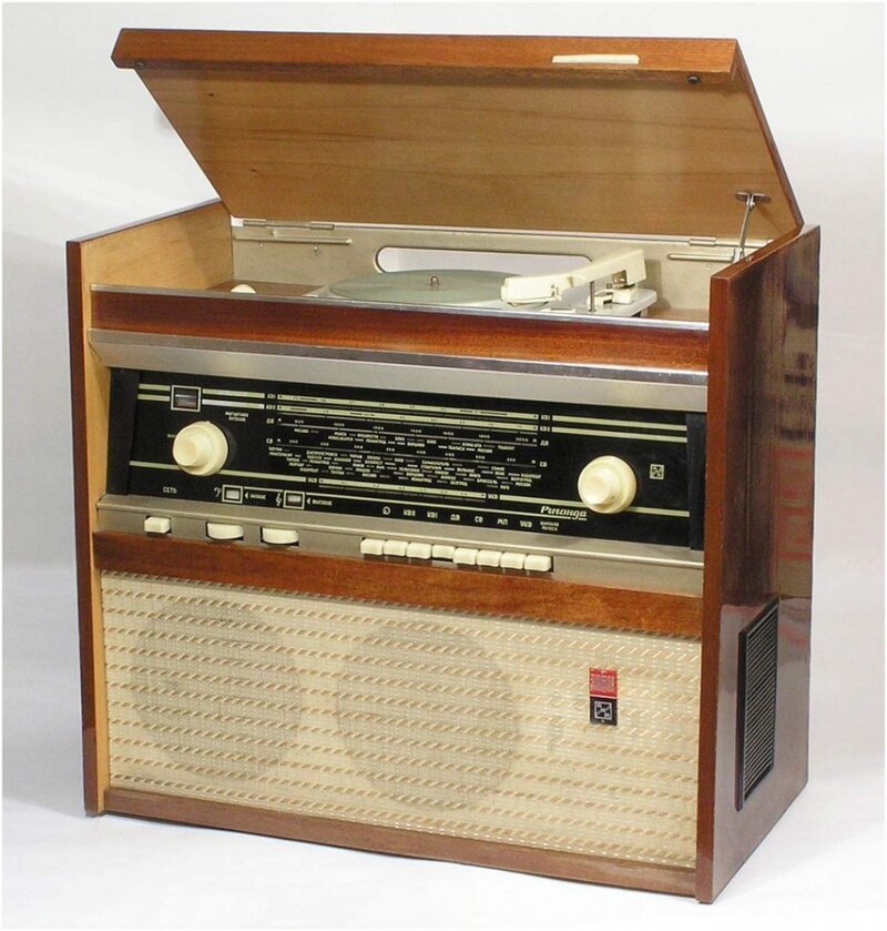 Радиола сетевая ламповая "Ригонда-Моно"с I-кв 1965 года выпускалась Рижским радиозаводом им. А.С.Попова.
