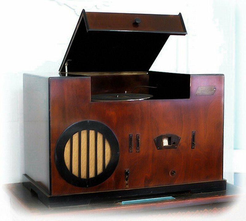 Радиола сетевая ламповая "Радиола № 2"с 1936 года выпускалась на Ленинградском заводе "Радист".