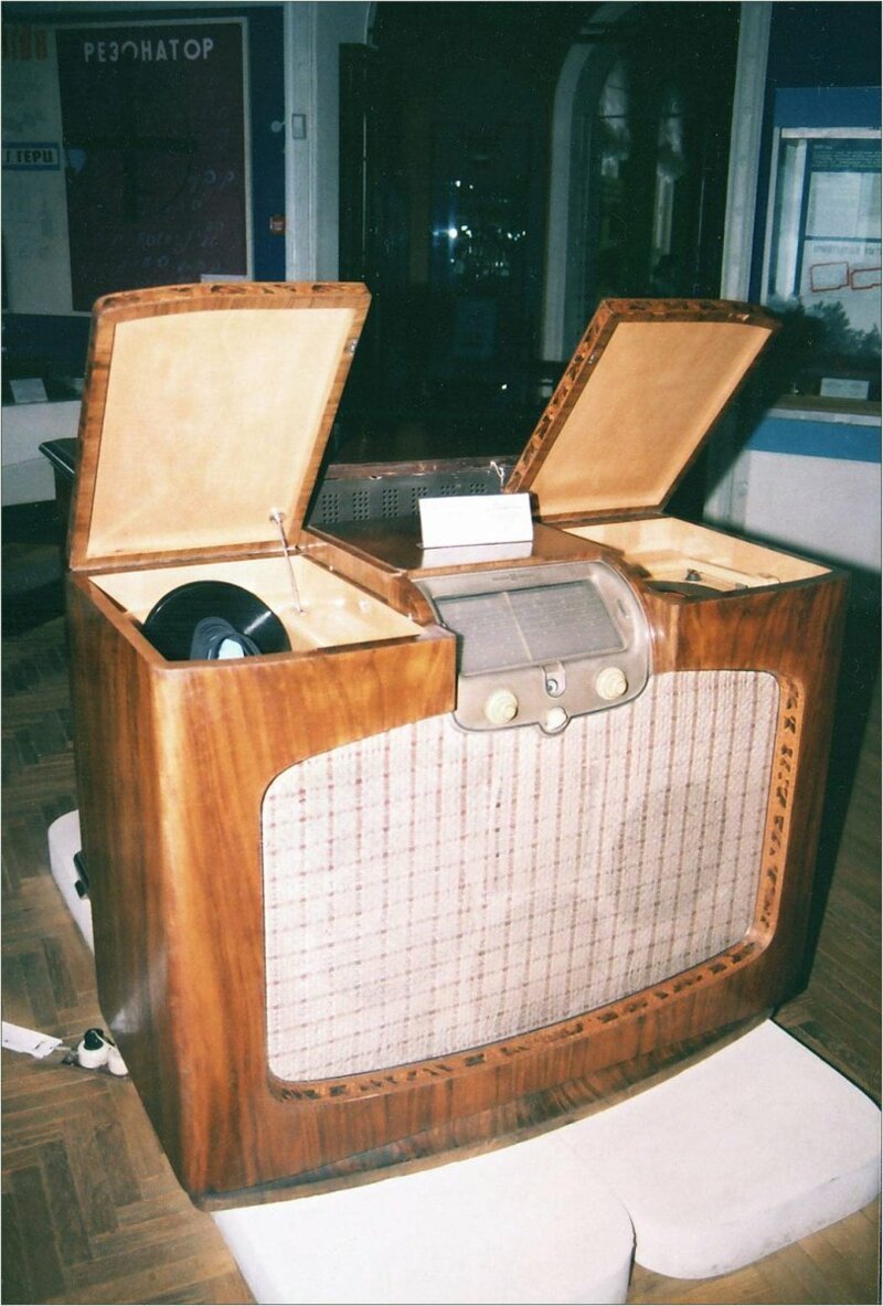 Радиола сетевая ламповая "Рига Т-51"с начала 1950 года выпускалась на Рижском заводе "Радиотехника".