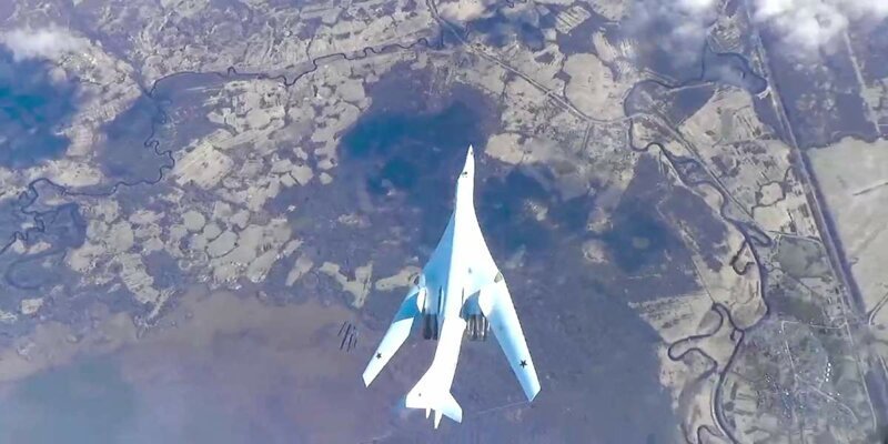 Диванная аналитика: бомбардировщик Ту-160 обогнал пару F-35A, но это не точно