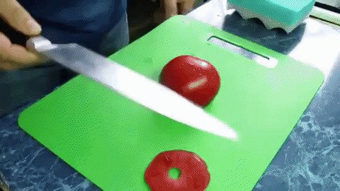 Очень острый нож против помидора.
