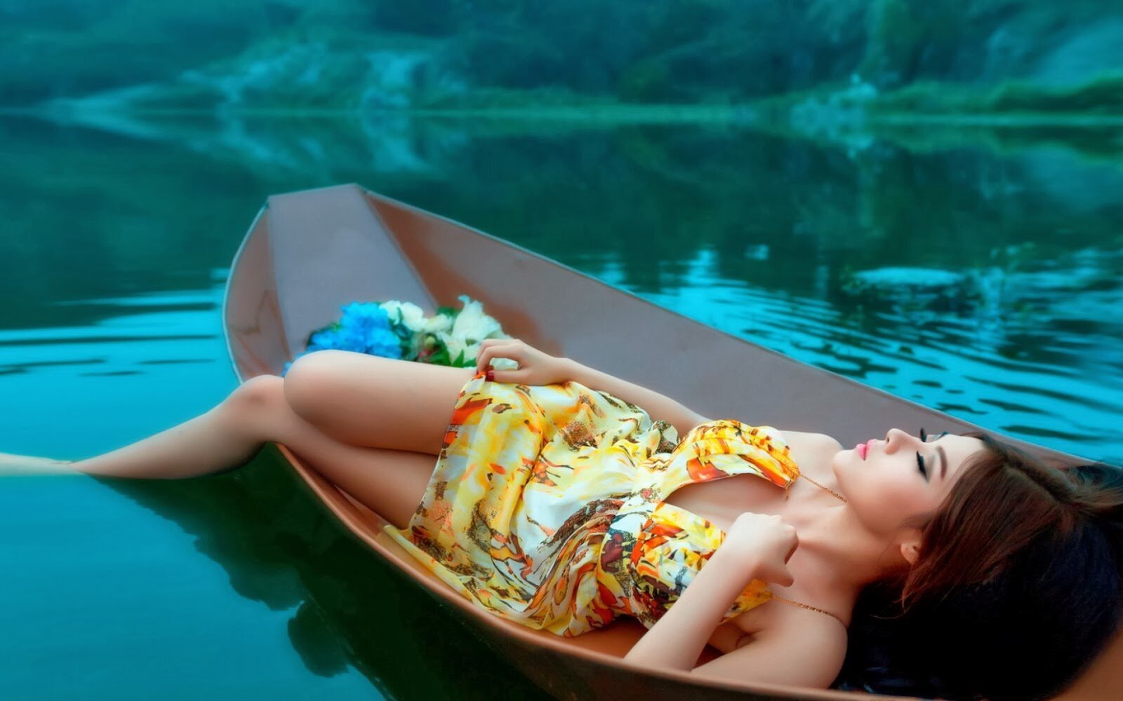 Девушка лежит на воде фото