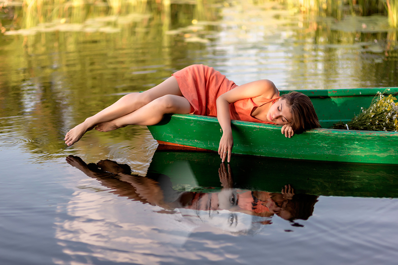 Купалась в платье. Девочка в лодке. Девушки купаются в озере. Река лодка девушка. Девушка в лодке на озере.