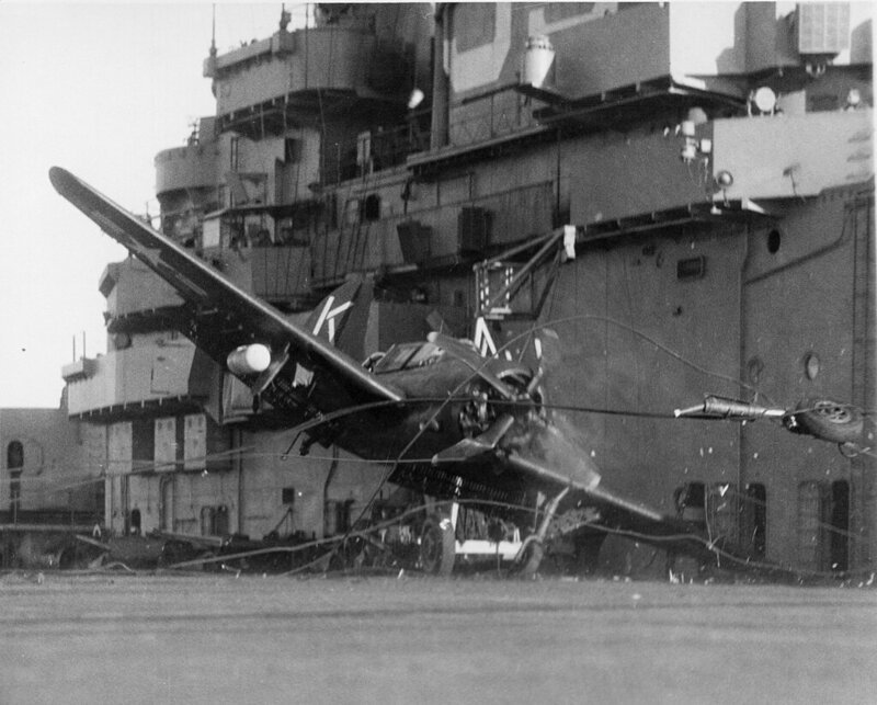 SB2C-5 штурмовой эскадрильи 34 (VA-34) во время впечатляющего столкновения с барьером на взлетной палубе USS Kearsarge (CV-33)
