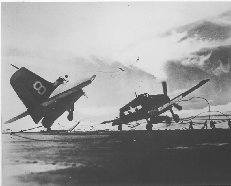 F6F-5P VP-23 разбился при посадке на взлетную палубу USS Princeton (CLV-23), развалившись на две части.