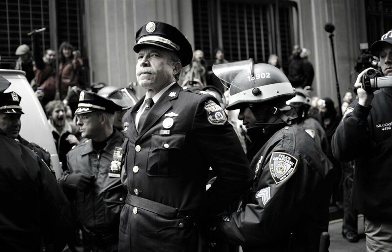 Капитана полиции Рейя Льюиса арестовали за то, что он принимал участие в протестах на Уолл-стрит в 2011 году. 