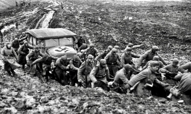 Немецкие солдаты вытаскивают машину из распутицы, СССР, 1941 год. 