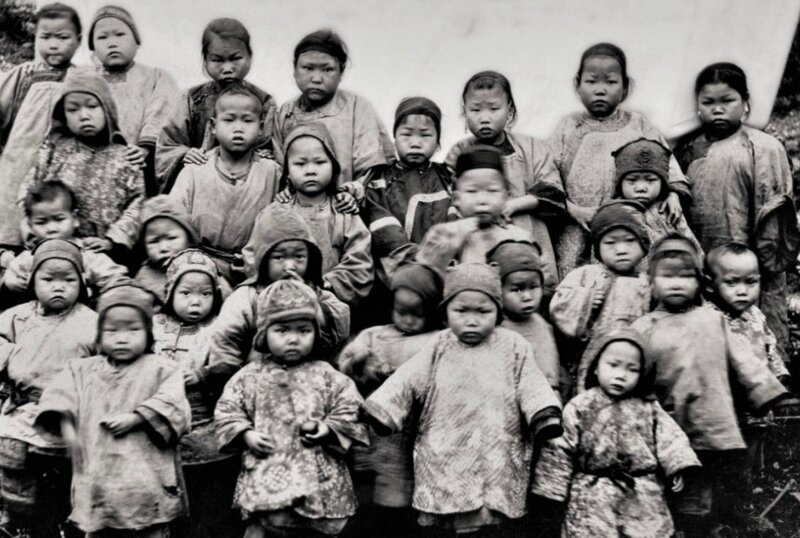 Похищенные мальчики и девочки для последующей продажи в рабство. Китай. Начало ХХ столетия. 