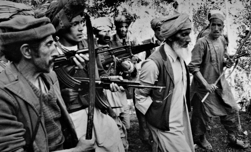 Осужденный исламским военным трибуналом за осуждение девяти семей, мужчина сопровождается для казни. 1 июня, 1980 года. 