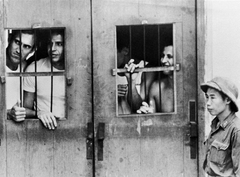 Американские военнопленные в лагере в Ли Нам Де Стрит в Ханое, Северный Вьетнам, март 1973. 