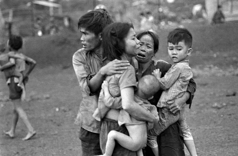 Выжившие после двух дней тяжелых боев в Донг Хуо, мирные жители собираются вместе после атаки правительственных войск, июнь 1965 года. 
