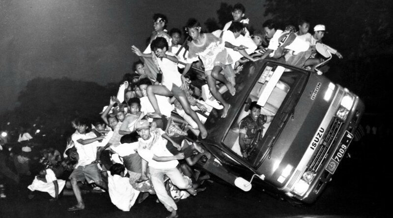 Грузовик, перевозящий более 100 молодых людей, опрокидывается под тяжестью груза. 1 мая, 1995 года.