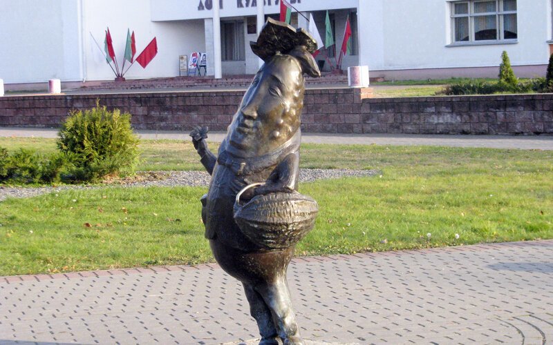 Памятник огурцу в Шклове
