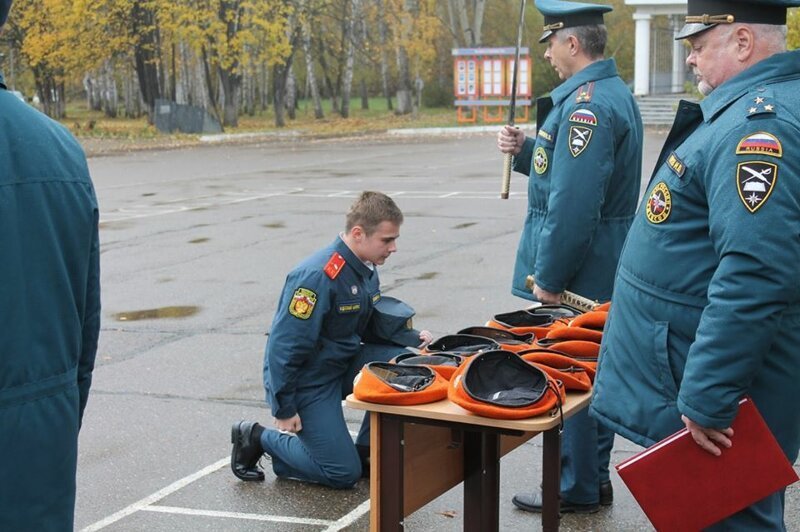 В Красноярском крае кадетов посвятили в выпускники японским мечом-катаной