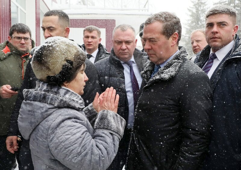 Под Барнаулом пенсионерка упала на колени перед Медведевым