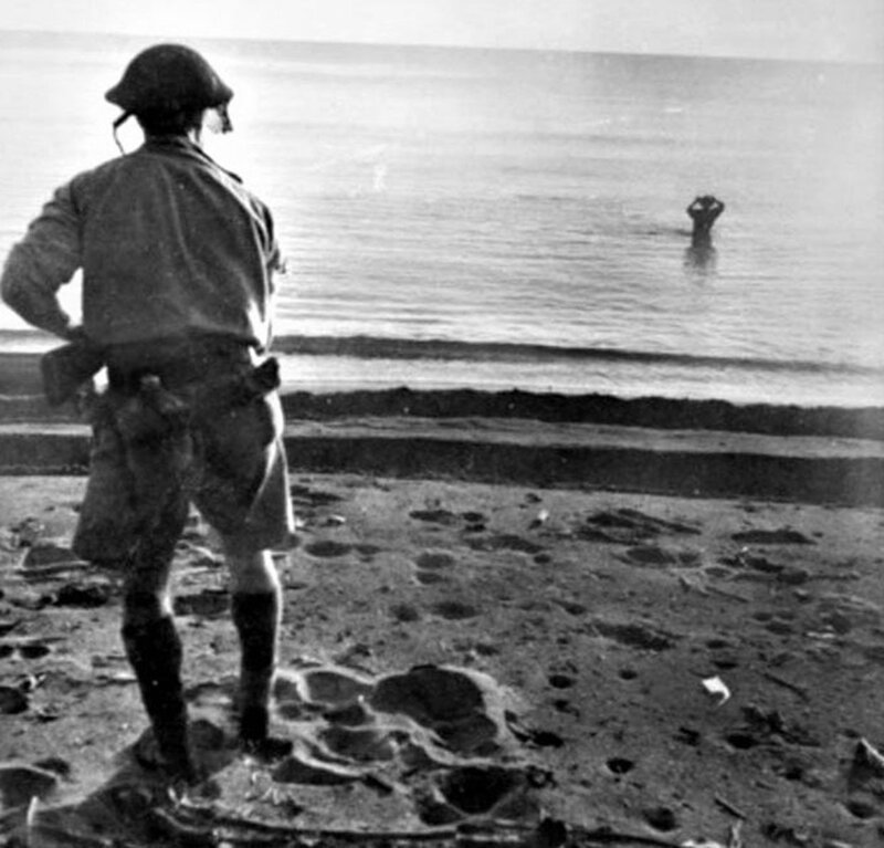 Австралийский солдат наблюдает за актом самоубийства японского военного, которые собирается подорвать себя гранатой в море. 1942 год. 