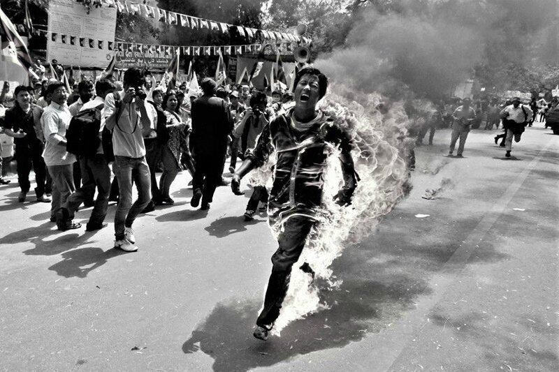 Тибетский активист поджег себя в знак протеста против предстоящего визита председателя КНР Ху Цзиньтао в Нью-Дели. 24 марта 2012 года. 