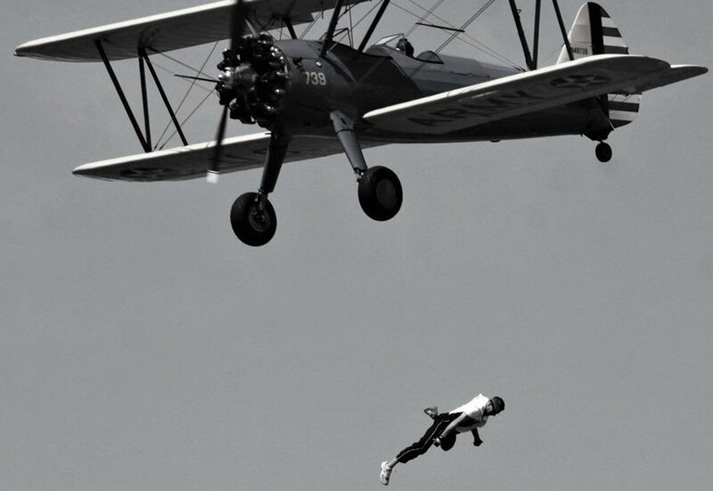 Каскадер Тодд Грин летит навстречу гибели, сорвавшись с крыла самолета.