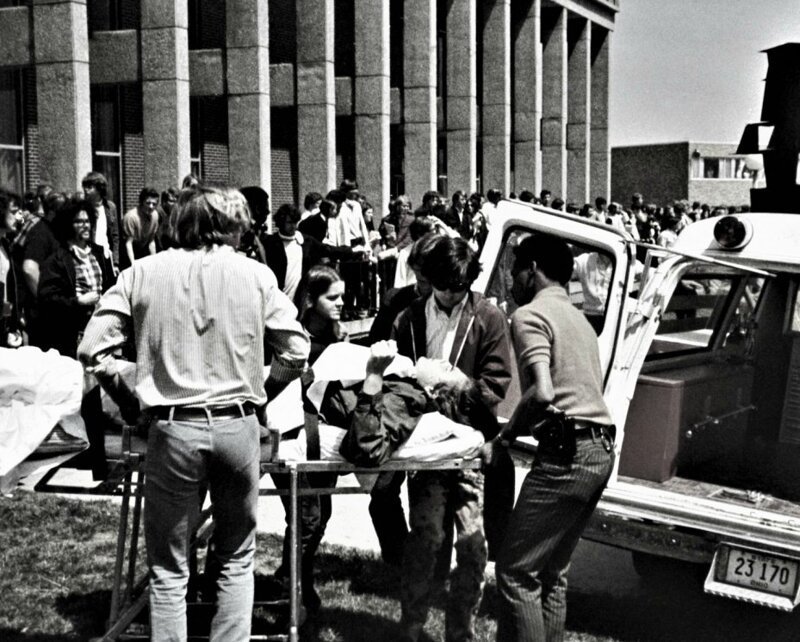 Члены Национальной гвардии открыли огонь по студентам Кентского государственного университета, которые протестовали против войны во Вьетнаме. Четверо были смертельно ранены. США, Штат Огайо, 4 мая, 1970 года. 