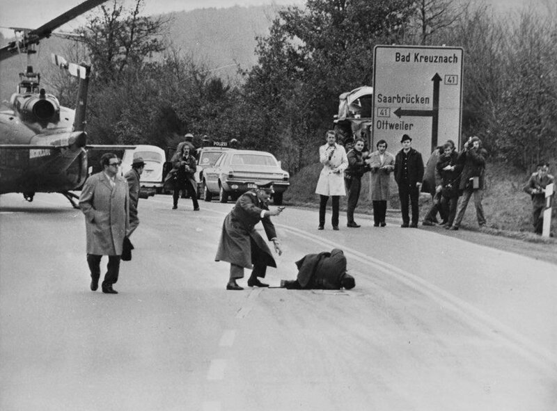 Перестрелка между полицией и грабителями банка в Саарбрюккене, Германия, 29 декабря, 1971 года. 