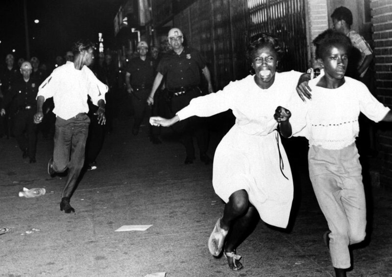 Две перепуганные чернокожие девушки убегают от угрожающих им полицейских во время беспорядков в Бруклине (1964 год) 
