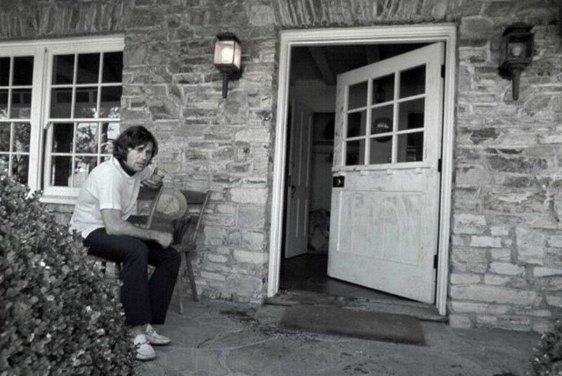 Режиссер Роман Полански сидит на окровавленном пороге своего дома после убийства его жены, Шерон Тейт, последователями Чарльза Мэнсона. 1 августа 1969 года. 