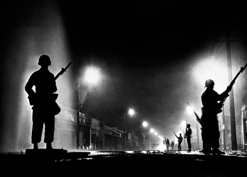 Войска Национальной гвардии восстанавливают порядок в Лос-Анжедесе во время негритянского бунта. 13 августа 1965 г. 