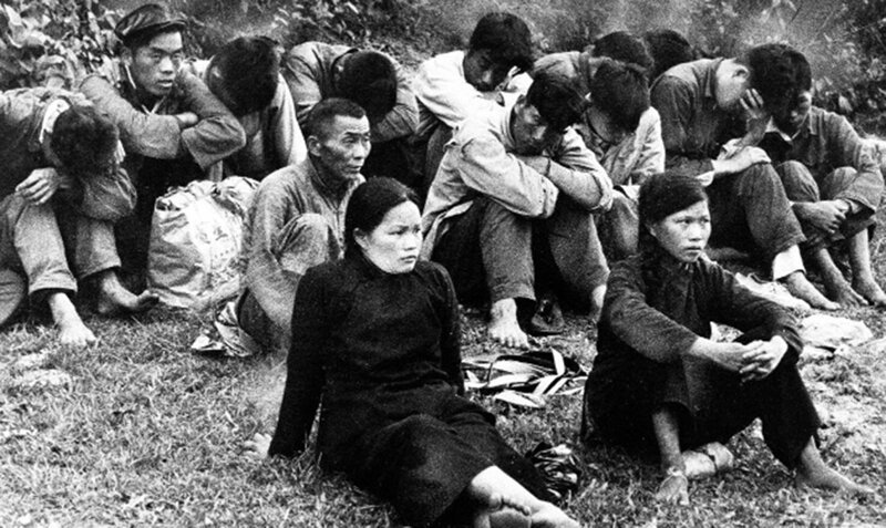 Беженцы из коммунистического Китая в ожидании возвращения после того, как их поймали британские власти.