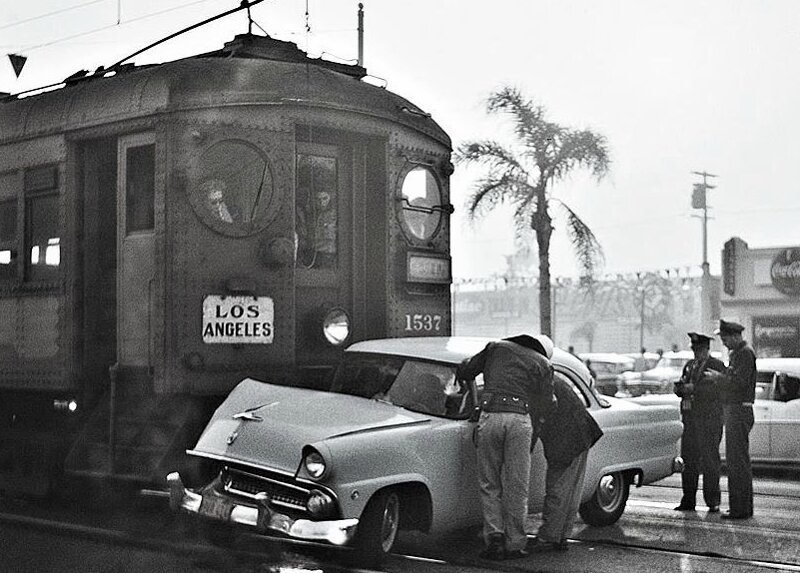 Столкновения Форда и пригородного поезда, Лос-Анджелес, 1955 год. 