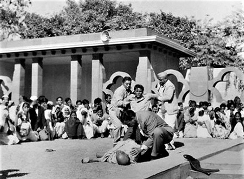 Через несколько секунд после убийства Махатмы Ганди в 1948 году. 