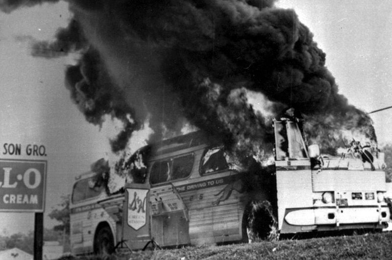 Горящий автобус "наездников свободы" после взрыва бомбы, которая была брошена американскими нацистами в окно в окрестностях Аннистона, штат Алабама, 1961 год 