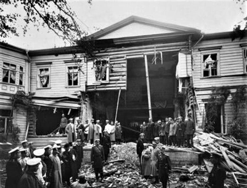 Дача царского премьер-министра и реформатора Петра Столыпина после взрыва. Санкт-Петербург, 12 августа 1906 года. В результате неудачного покушения пострадало двое детей чиновника. 