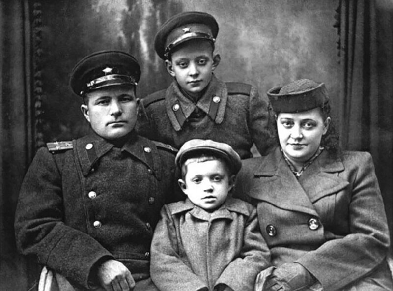 Лев Перфилов с мамой, братом и отчимом