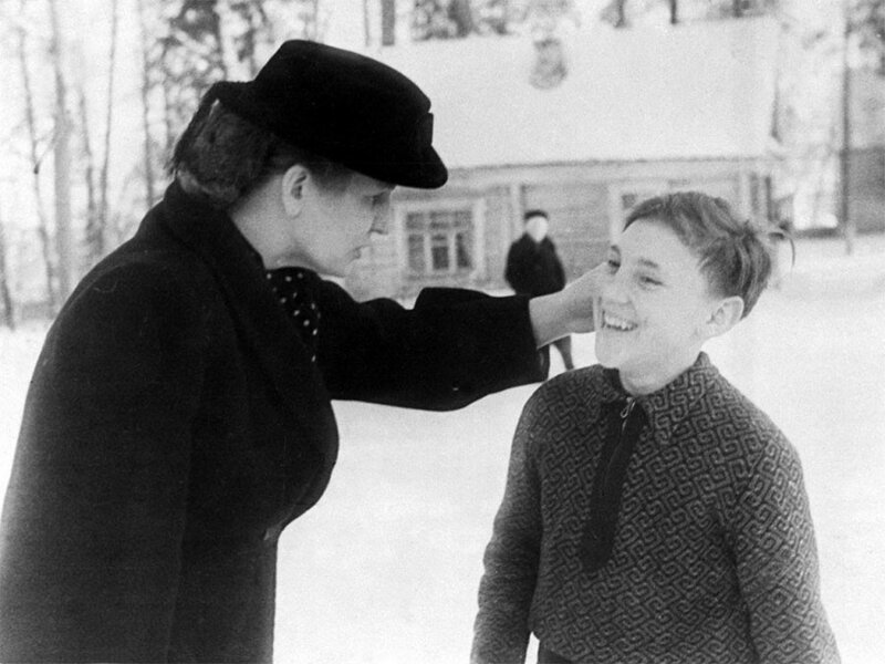Юный Владимир Высоцкий в зимнем пионерском лагере «Машиностроитель», Покров, Владимирская область, январь 1950 года