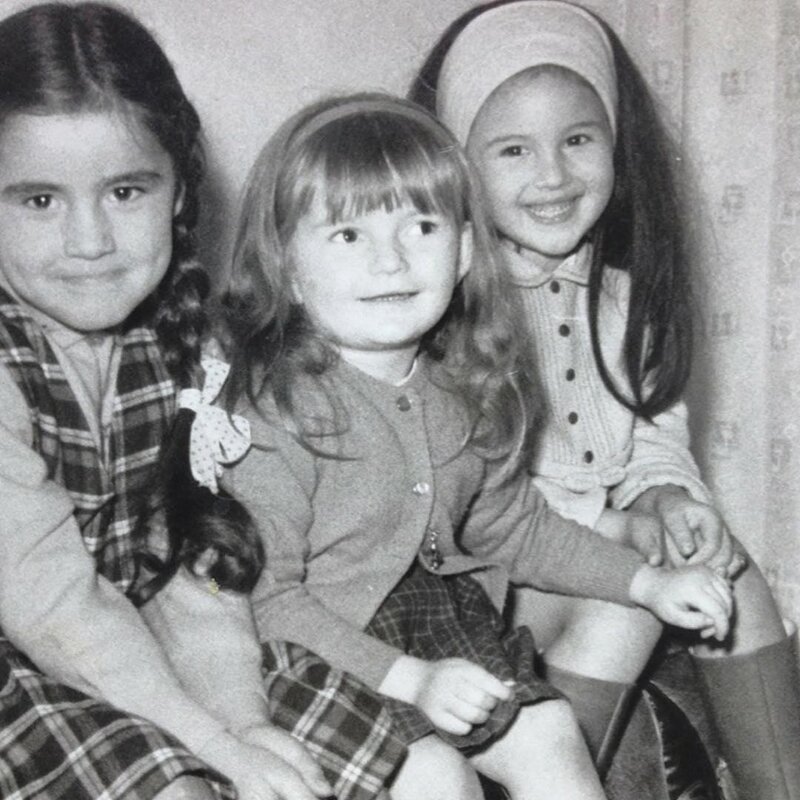 «Я всегда была любимым ребенком». Пятилетняя Моника Беллуччи (справа) 