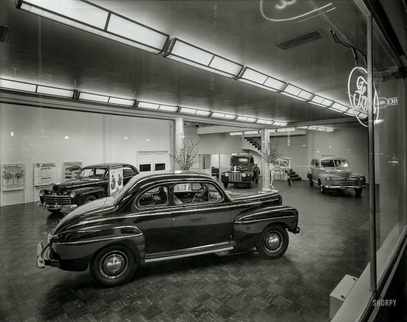 Новые автомобили Ford в автомагазине Midtown Motors в Сан-Франциско, 28 июня 1946 года. 