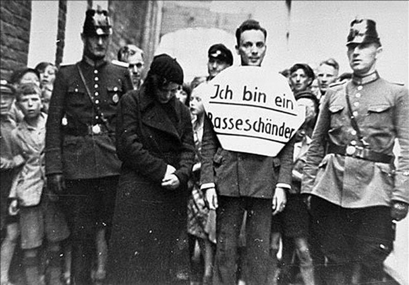 Немецкий мужчина обвиненный в связи с еврейской женщиной. "Я - осквернитель расы", Германия, 1935 год. 